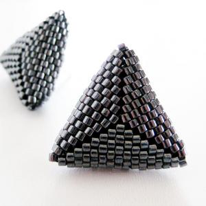Basic metallic grey triangle stud-earrings 