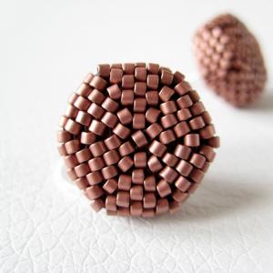 Basic round stud-earrings in copper-plated beads